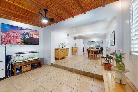 House in Miami, Florida 4 bedrooms, 221.39 sq.m. № 1888988 - photo 10