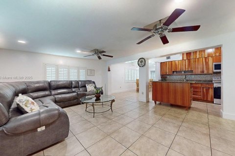 House in Miami, Florida 4 bedrooms, 221.39 sq.m. № 1888988 - photo 15