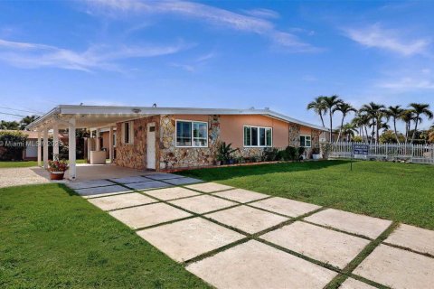 House in Miami, Florida 4 bedrooms, 221.39 sq.m. № 1888988 - photo 1
