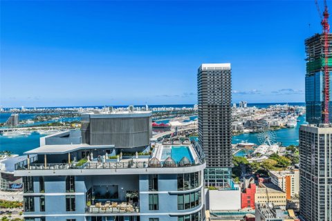 Condominio en Miami, Florida, 1 dormitorio  № 2049013
