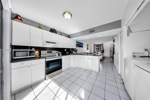 Adosado en venta en Miami, Florida, 2 dormitorios, 76.92 m2 № 2030724 - foto 13