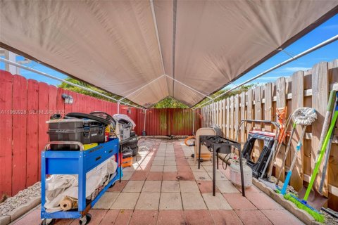 Adosado en venta en Miami, Florida, 2 dormitorios, 76.92 m2 № 2030724 - foto 9