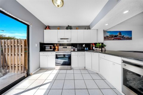 Adosado en venta en Miami, Florida, 2 dormitorios, 76.92 m2 № 2030724 - foto 11