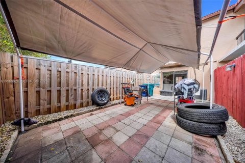 Adosado en venta en Miami, Florida, 2 dormitorios, 76.92 m2 № 2030724 - foto 10