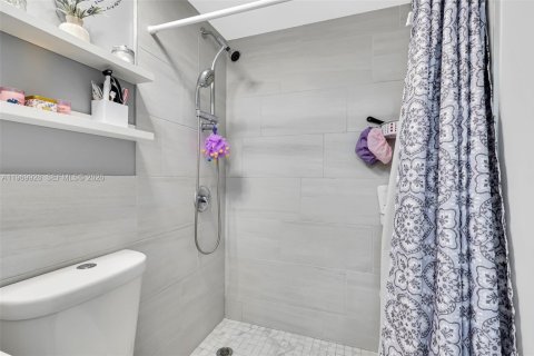 Adosado en venta en Miami, Florida, 2 dormitorios, 76.92 m2 № 2030724 - foto 19