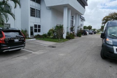 Condominio en venta en Lauderhill, Florida, 1 dormitorio, 75.44 m2 № 1979853 - foto 28