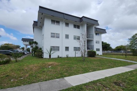 Condominio en venta en Lauderhill, Florida, 1 dormitorio, 75.44 m2 № 1979853 - foto 27