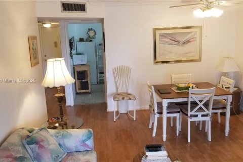 Condominio en venta en Lauderhill, Florida, 1 dormitorio, 75.44 m2 № 1979853 - foto 11