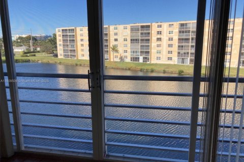 Купить кондоминиум в Дания-Бич, Флорида 2 спальни, 110.55м2, № 1965340 - фото 1