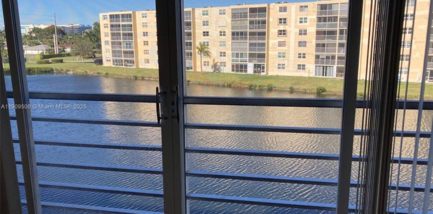 Кондоминиум с 2 спальнями в Дания-Бич, Флорида № 1965340