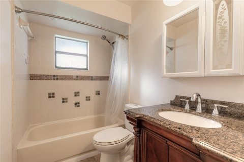 House in Port Orange, Florida 4 bedrooms, 175.59 sq.m. № 2210517 - photo 19