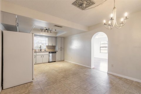 House in Port Orange, Florida 4 bedrooms, 175.59 sq.m. № 2210517 - photo 8
