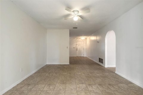House in Port Orange, Florida 4 bedrooms, 175.59 sq.m. № 2210517 - photo 14
