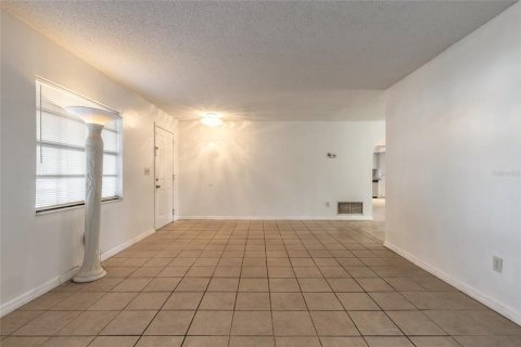 House in Port Orange, Florida 4 bedrooms, 175.59 sq.m. № 2210517 - photo 7