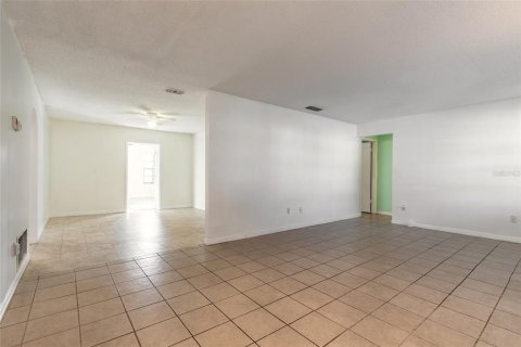 House in Port Orange, Florida 4 bedrooms, 175.59 sq.m. № 2210517 - photo 5