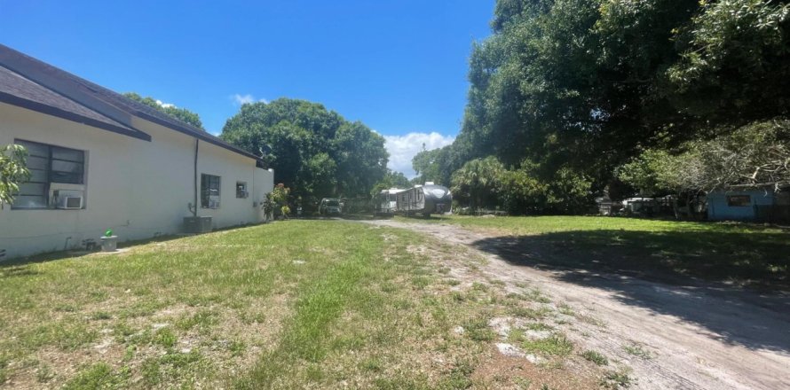 Propiedad comercial en Fort Pierce, Florida № 1221284
