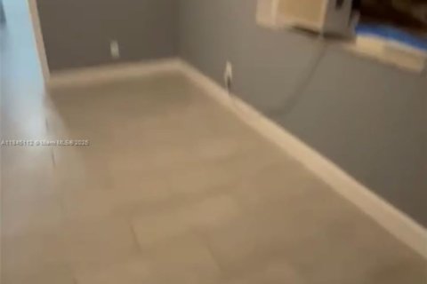 House in Miami, Florida 5 bedrooms, 178.09 sq.m. № 2021562 - photo 9