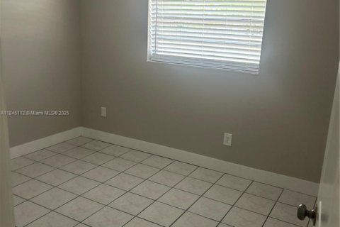 House in Miami, Florida 5 bedrooms, 178.09 sq.m. № 2021562 - photo 7