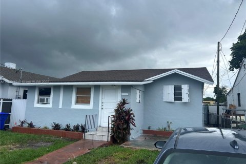 House in Miami, Florida 5 bedrooms, 178.09 sq.m. № 2021562 - photo 2