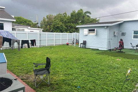 House in Miami, Florida 5 bedrooms, 178.09 sq.m. № 2021562 - photo 6