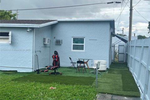 House in Miami, Florida 5 bedrooms, 178.09 sq.m. № 2021562 - photo 4