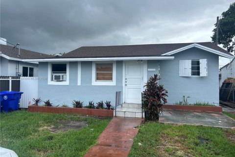 House in Miami, Florida 5 bedrooms, 178.09 sq.m. № 2021562