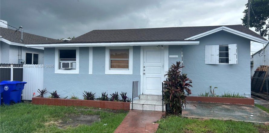 House in Miami, Florida 5 bedrooms, 178.09 sq.m. № 2021562