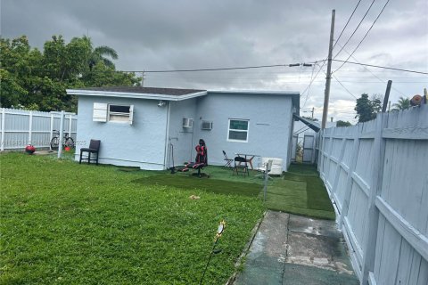 House in Miami, Florida 5 bedrooms, 178.09 sq.m. № 2021562 - photo 3