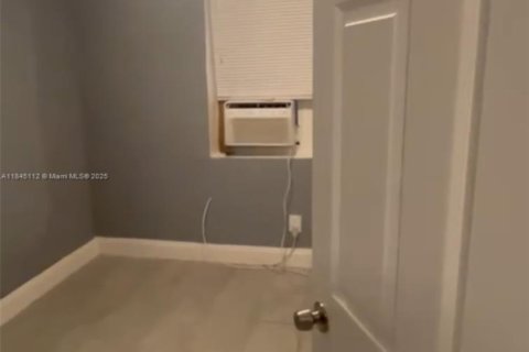 House in Miami, Florida 5 bedrooms, 178.09 sq.m. № 2021562 - photo 10