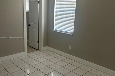 House in Miami, Florida 5 bedrooms, 178.09 sq.m. № 2021562 - photo 8