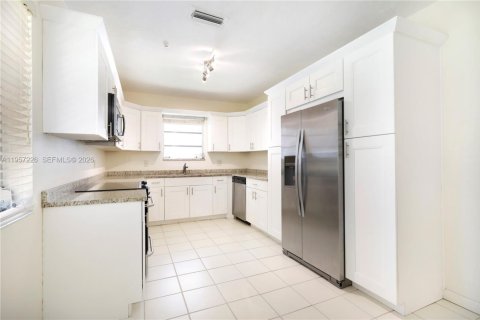 Снять в аренду виллу или дом в Корал-Гейблс, Флорида 2 спальни, 133.13м2, № 2023563 - фото 18