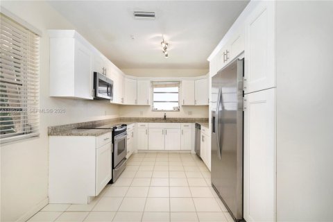 Снять в аренду виллу или дом в Корал-Гейблс, Флорида 2 спальни, 133.13м2, № 2023563 - фото 17