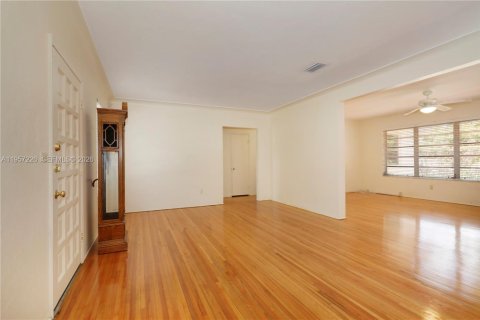 Снять в аренду виллу или дом в Корал-Гейблс, Флорида 2 спальни, 133.13м2, № 2023563 - фото 7