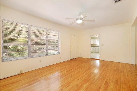 Снять в аренду виллу или дом в Корал-Гейблс, Флорида 2 спальни, 133.13м2, № 2023563 - фото 15