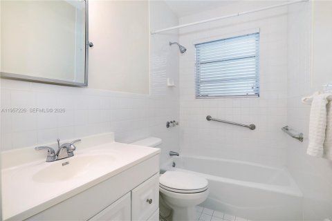 Снять в аренду виллу или дом в Корал-Гейблс, Флорида 2 спальни, 133.13м2, № 2023563 - фото 24