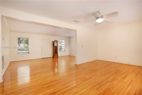 Снять в аренду виллу или дом в Корал-Гейблс, Флорида 2 спальни, 133.13м2, № 2023563 - фото 13