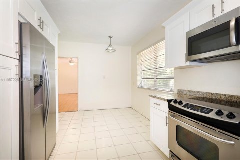 Снять в аренду виллу или дом в Корал-Гейблс, Флорида 2 спальни, 133.13м2, № 2023563 - фото 19