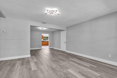 House in Miramar, Florida 3 bedrooms, 109.25 sq.m. № 1955203 - photo 5