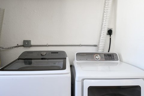 House in Miramar, Florida 3 bedrooms, 109.25 sq.m. № 1955203 - photo 20