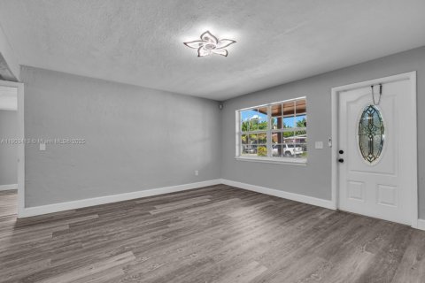 House in Miramar, Florida 3 bedrooms, 109.25 sq.m. № 1955203 - photo 6