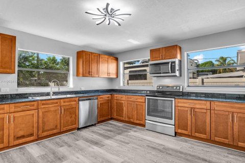 House in Miramar, Florida 3 bedrooms, 109.25 sq.m. № 1955203 - photo 10