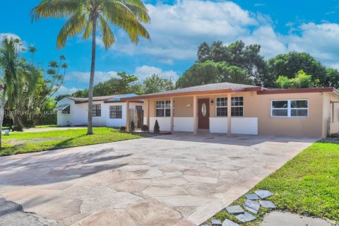 House in Miramar, Florida 3 bedrooms, 109.25 sq.m. № 1955203 - photo 2