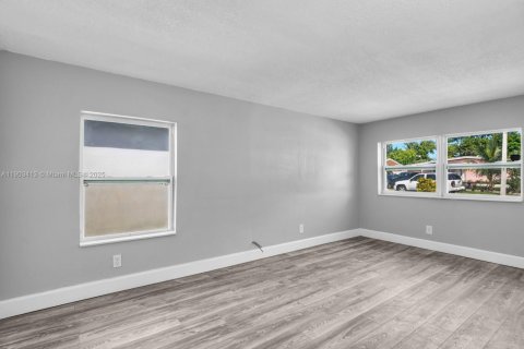 House in Miramar, Florida 3 bedrooms, 109.25 sq.m. № 1955203 - photo 13