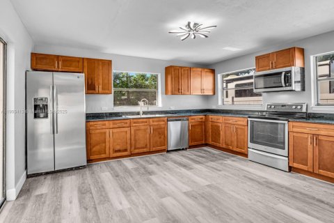 House in Miramar, Florida 3 bedrooms, 109.25 sq.m. № 1955203 - photo 9