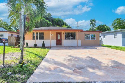 House in Miramar, Florida 3 bedrooms, 109.25 sq.m. № 1955203 - photo 1