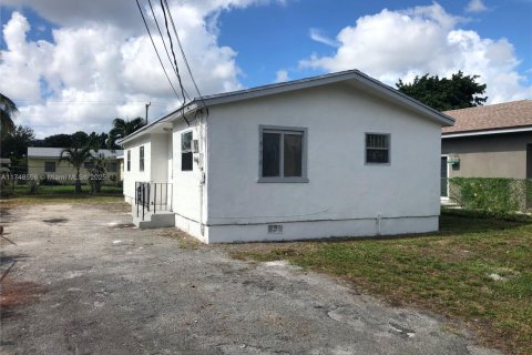 Купить виллу или дом в Майами-Гарденс, Флорида 3 спальни, 98.2м2, № 1957387 - фото 2