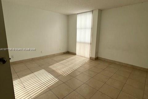 Condo in North Miami, Florida, 2 bedrooms  № 2037539 - photo 3