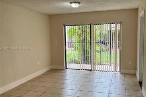 Condominio en alquiler en Hialeah, Florida, 2 dormitorios, 86.96 m2 № 1958680 - foto 7