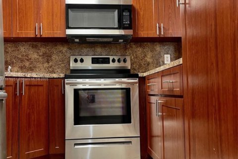 Condominio en alquiler en Hialeah, Florida, 2 dormitorios, 86.96 m2 № 1958680 - foto 4