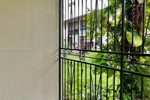 Condominio en alquiler en Hialeah, Florida, 2 dormitorios, 86.96 m2 № 1958680 - foto 10